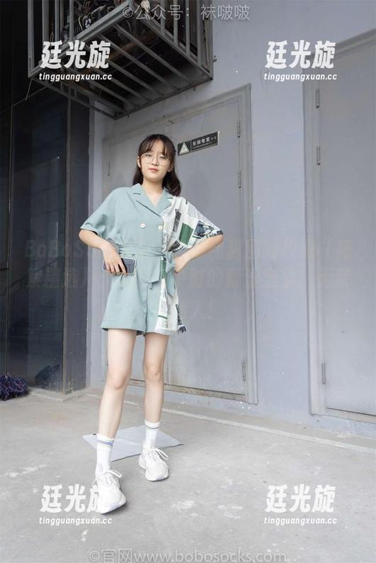 BoBoSocks袜啵啵 - 甜甜圈的校服（花絮精选）：就像高中时的青涩恋爱，无奈又迷人！