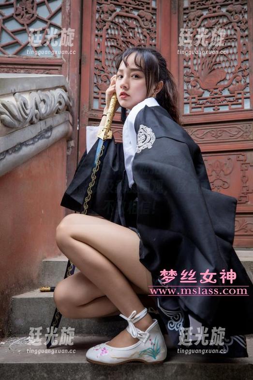 MSLASS梦丝女神-乔儿 MSLASS梦丝女神 - 私拍万岁!乔儿带来的黑色魅影以及我的围观,这画面太美,不敢相信!