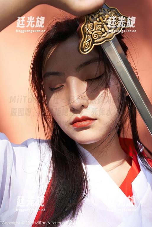 MiiTao蜜桃社-佩琦Pinky MiiTao蜜桃社 - 免费获取佩琦Pinky的原图呀,谁能拒绝这种“死库水”带来的视觉快感呢?