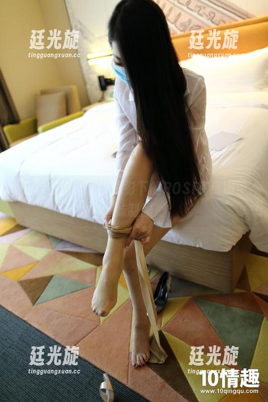ROSI口罩 开启在线模式,光影下的ROSI高清嫩学妹制服
