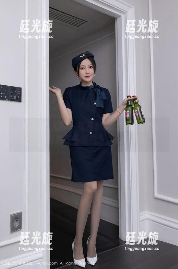 Xiuren秀人网 - 细品Miko酱的居家美图，像是在品味白开水的单调