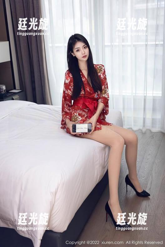 Xiuren秀人网 - 白白Alina的女友，图包里藏着的小甜心