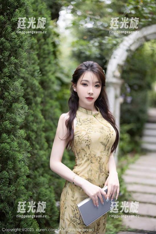 Xiuren秀人网 - 糯美子的图包是怎样一种洗脑分享法？这套装好看得让我想反复盯。