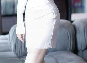 Xiuren秀人网 - 照片中的邹晶晶女王在“纯白”中迷失，或者其实她才是在玩一场捉迷藏？