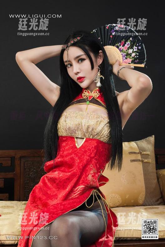 丽柜 - 风中有甜甜，黑丝美图犹如魔法一般的照片！