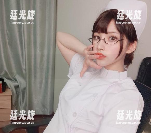 你十七鸽的白色护士私拍，工作服也太会撩了吧？
