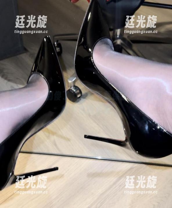 微密圈 - 别傻了，点击下载保守的二舅妈的性感图集吧