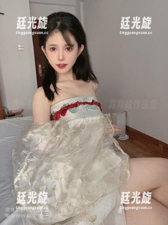 这一刻，倦倦喵免费呈献：露背裙作品后面的光影间的微妙感。