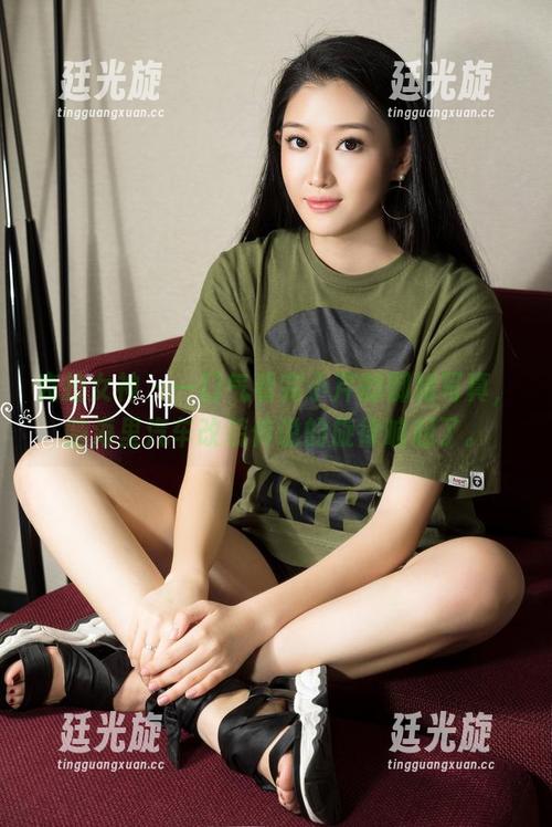克拉女神 - 一口气看完小芹的御姐写真，脑海里汽车改装传说的旋律响起了。