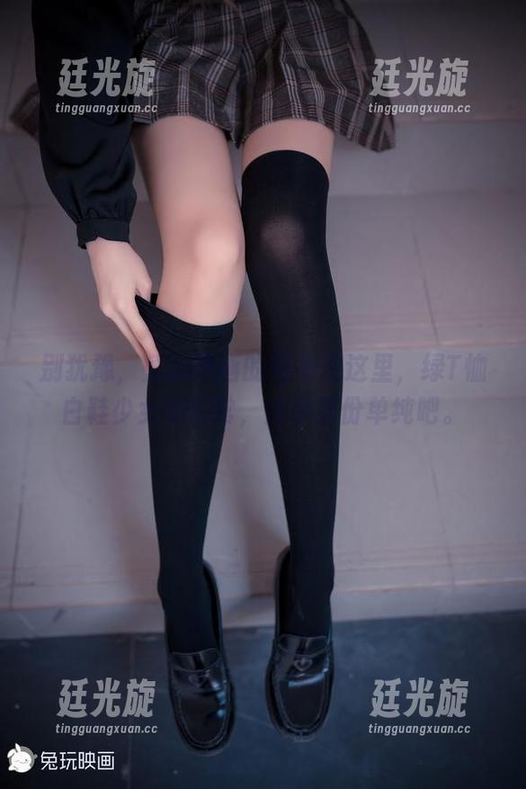 别犹豫，兔玩映画的图集在这里，绿T恤白鞋少女的日常，分享那份单纯吧。