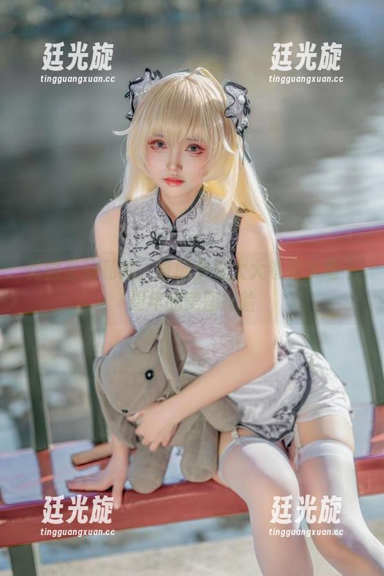 花园里的私拍，蔷薇少女大大卷卷小卷十周年的美图探险