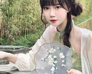 精选了所有让我想撇开连衣裙的理由，大肉丸Amiee的原图偏偏反其道行之。