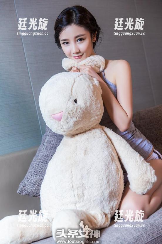 头条女神 - 乔安的厨房新角色：黑纱裙下的写真大狂欢，更新也疯狂！