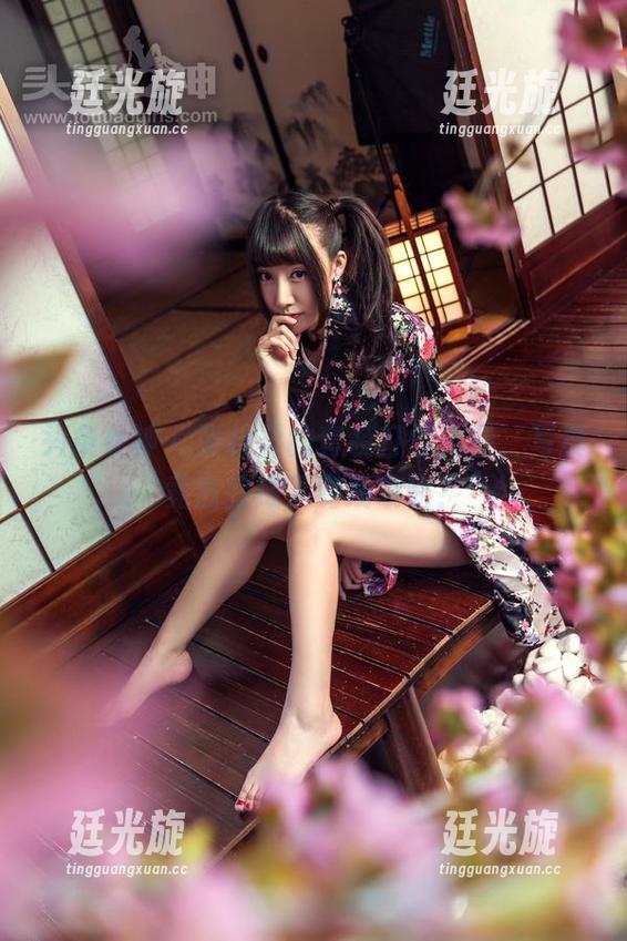 头条女神-张梓柔 头条女神 - 张梓柔的套装打怪记录,写真竟然变成了游戏攻略?