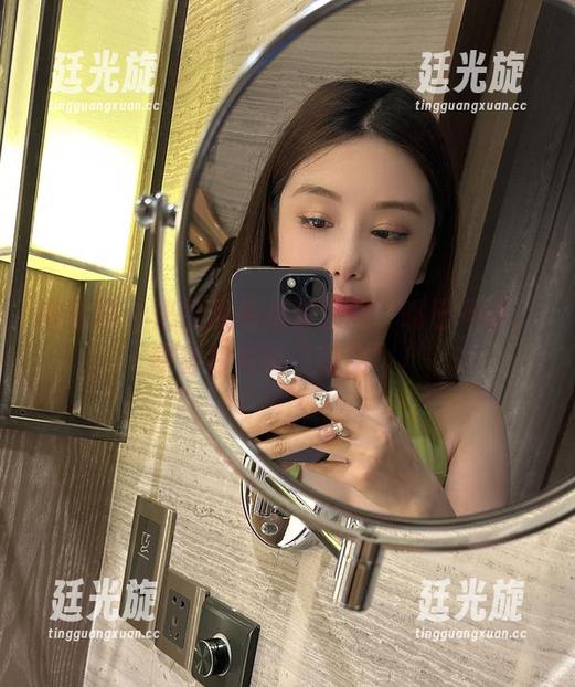 奶雯 微密圈 - 奶雯黑色高清套图,嘴巴不语,眼神却在说“不错”!