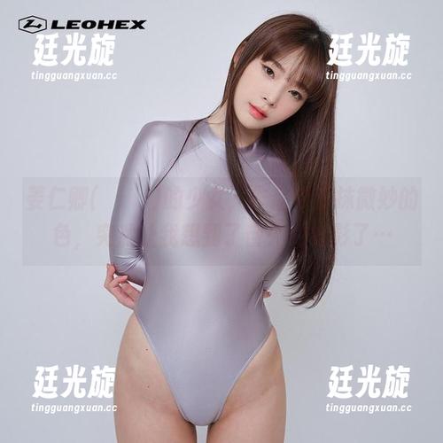 姜仁卿(강인경)的少女，作品中那抹微妙的色，突然让我想到了窗外的树影了…