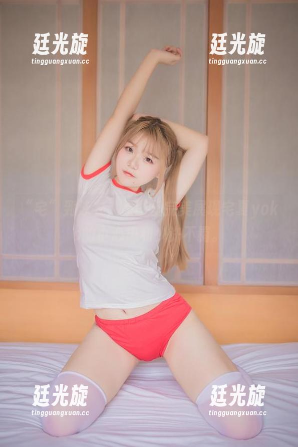 “宅”到泳衣，原图里完美展现宅夏yoko的小心思和少许不羁。