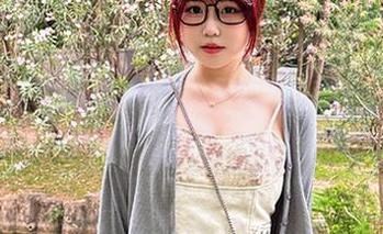 宝儿mysterial和红裙的搭配，是我心中的那道风景美图。