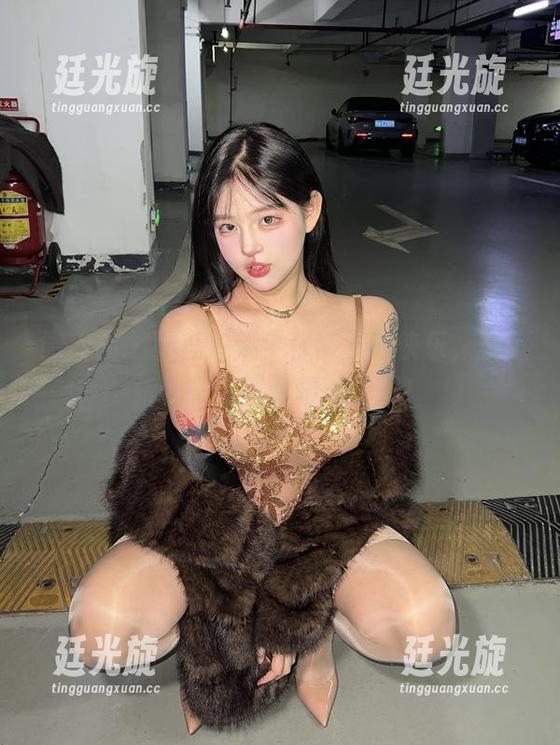 小u优优子 微密圈 - 誓言探索牛仔裤下的快乐,小u优优子写真集最新上线!