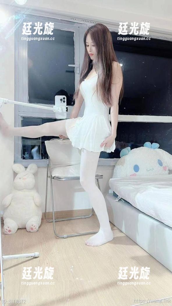 小萌子 微密圈 - 小萌子在粉色蕾丝中的各种姿态:最新合集,别小看这细节,透露了不少情绪!