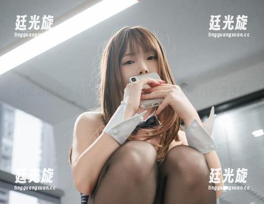 巧克力小圆面包以女王之姿出现，cos的照片像是在慢慢叙述她的传奇