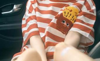 幼水铃衣原图：泳装里有种不一样的错位感，真不知这是谁的主意？
