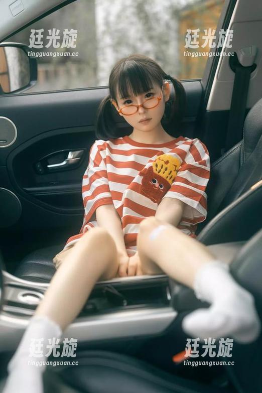幼水铃衣原图：泳装里有种不一样的错位感，真不知这是谁的主意？