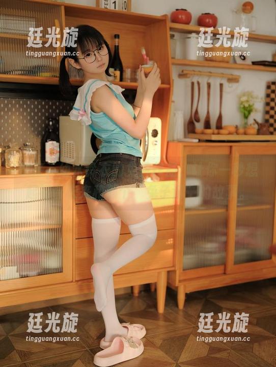 幼水铃衣 快来,幼水铃衣的免费作品,让你一秒想起初音未来和那个“兔子洞”的故事。