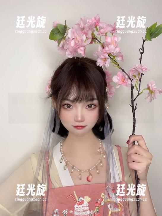 戚顾儿的护士写真，没想到比白大褂还养眼的原图来了。