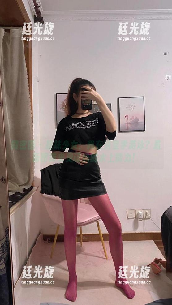提袜少女 微密圈 - 提袜少女:我在浴室学游泳?最新图库来见证我的水上能力!