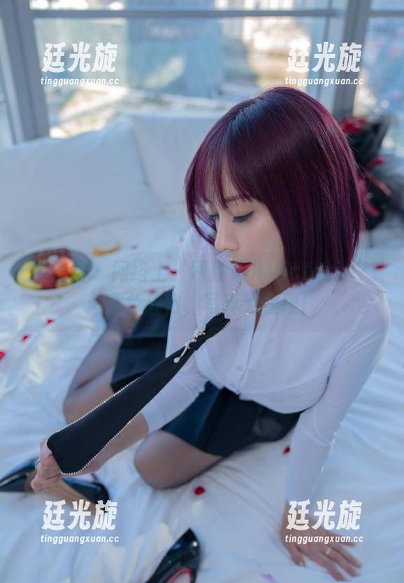 微密圈 - 网络上‘网红果儿Victoria’：黄色战袍，写真无极限！