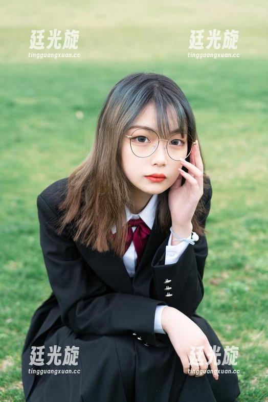 梨瑾瑾的黑长服户外照片合集，你要不要看看？