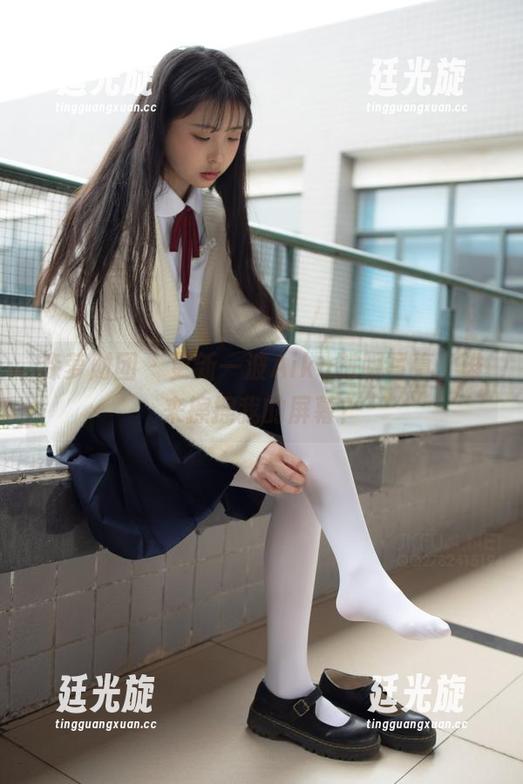森萝财团 - 更新一波Aika制服写真，谁来擦擦我的屏幕？
