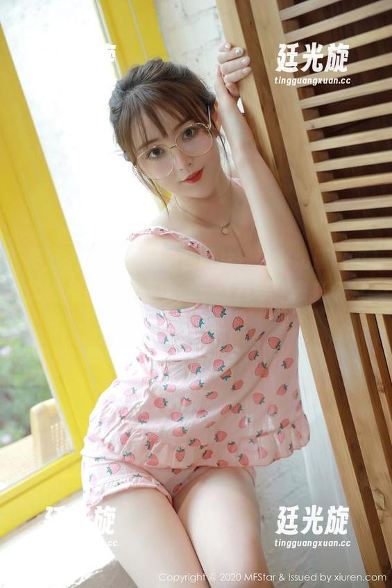 模范学院 - 这组免费图片，连小奶瓶呜呜的睡衣都感觉在说：“让我带你去打个盹吧！”