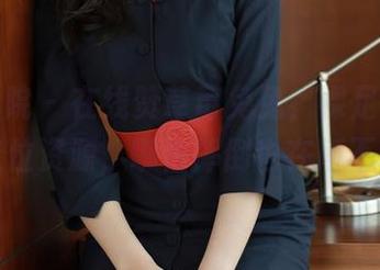 模范学院 - 在线赞草莓兔兔，裸足上的无敌走位资源，哪怕摔倒也在所不惜！