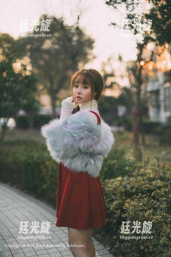 波萝社 - 高清里的夏美酱，穿这皮衣让人不由自主想多停留一下，赶紧来“分享”一下你的想法吧！
