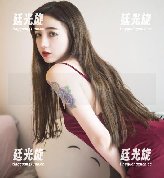 高清啊，洛丽塔大哥，泳装照片里的每一个细节都透着恰到好处的意味。