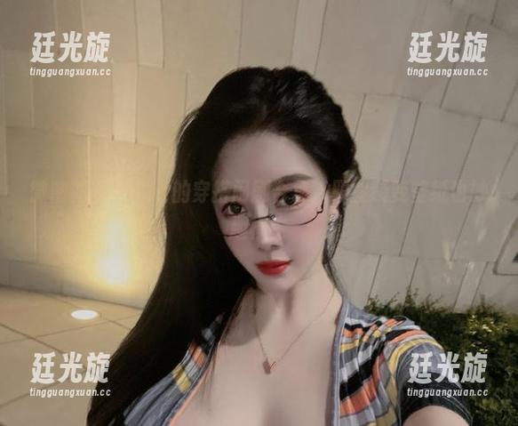 猪小七 微密圈 - 猪小七的穿搭闹剧合集,职业装变壁纸也妙趣横生