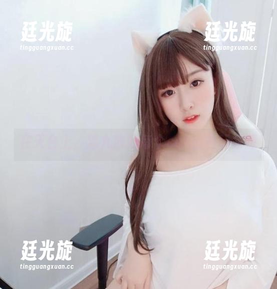 在天台上，猫九酱的每个cos都在玩命撩