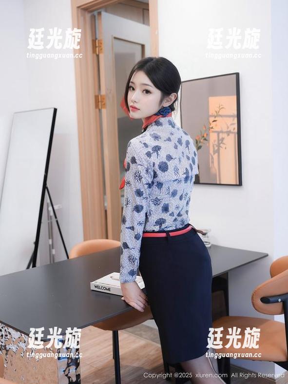 秀人网 - 灯光下的HeyuZhang——私房作品里的女神，对比真是有种对撞的美感。