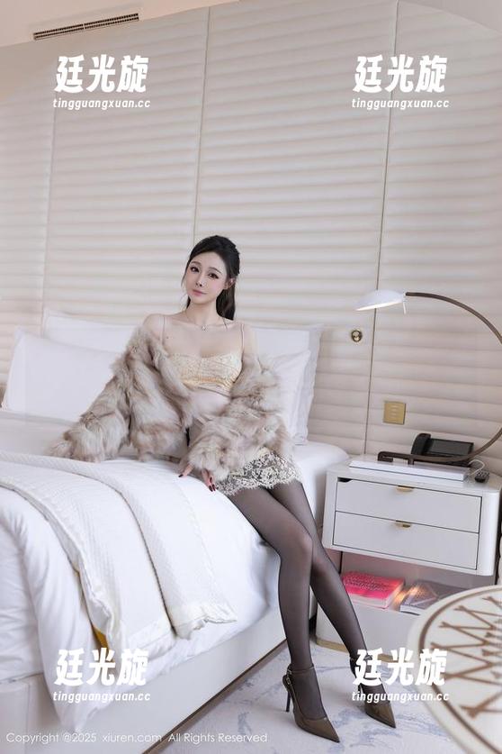 秀人网 - 晓梦may写真：毛衣里的小心机，谁说这不能爱漂亮？