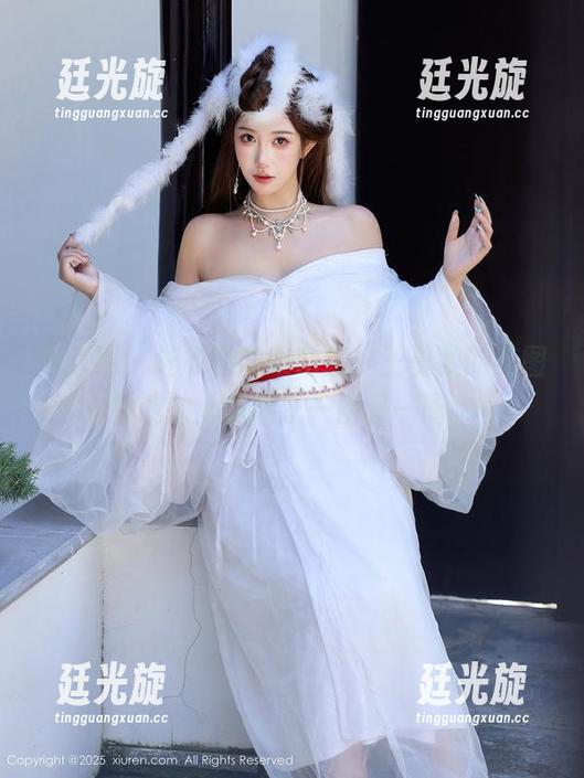秀人网 - 连衣裙咕噜咕噜，王曼柔的美图在我的心里转了一圈又一圈。