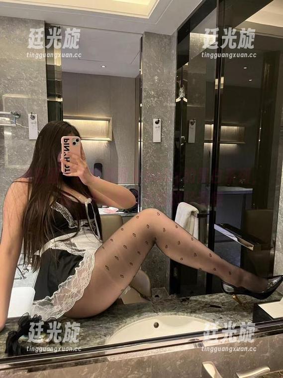 美邵女Baby 微密圈 - 品味美邵女Baby的黑白系列,图片中有种说不出的轻盈感