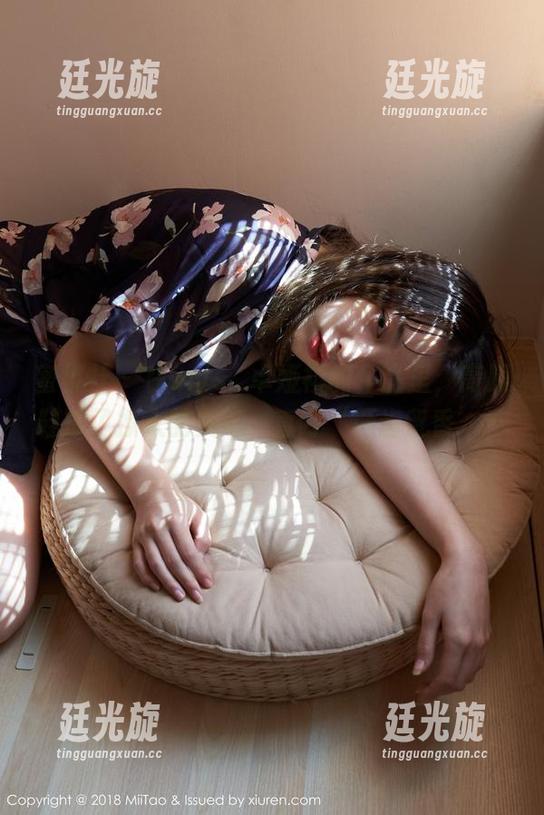 蜜桃社 - 在Cris_卓娅祺的作品里，高跟鞋成了撩人的美味，直呼‘唇齿留香’！