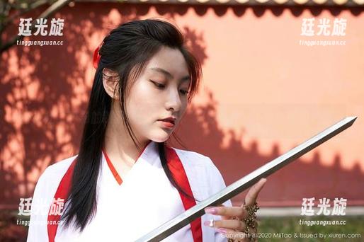 蜜桃社 - 真希的制服福利，谁说“只穿一件”不香？图集里都有
