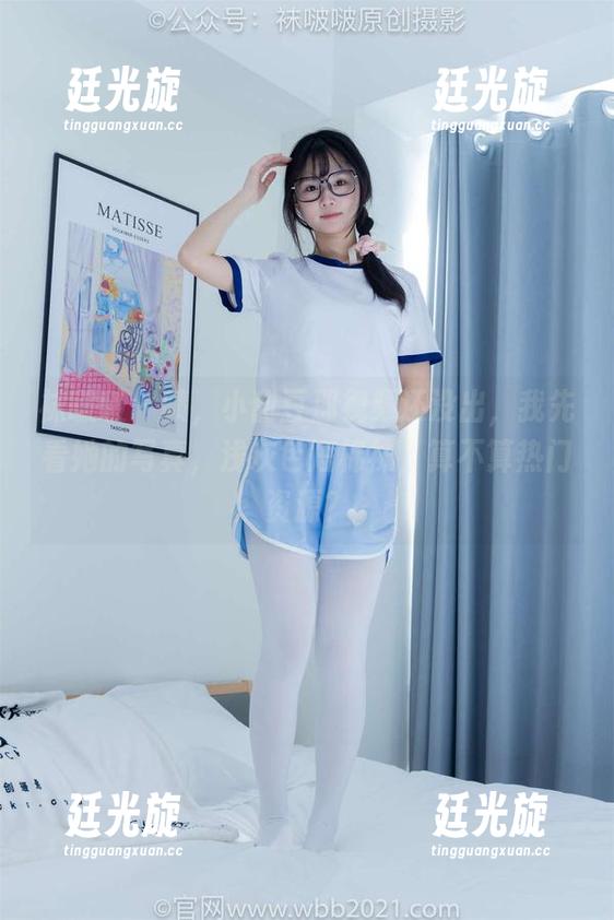 袜啵啵 - 啧，小甜豆那视频还没出，我先看她的写真，浅灰色短棉袜，算不算热门资源？