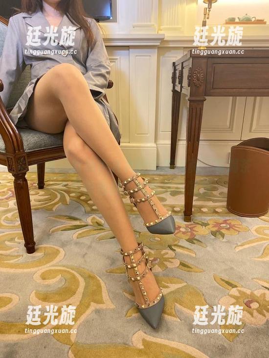 微密圈 - 软妹小九九的私房写真，有喝茶也是黑色柳丁的气息在飘荡