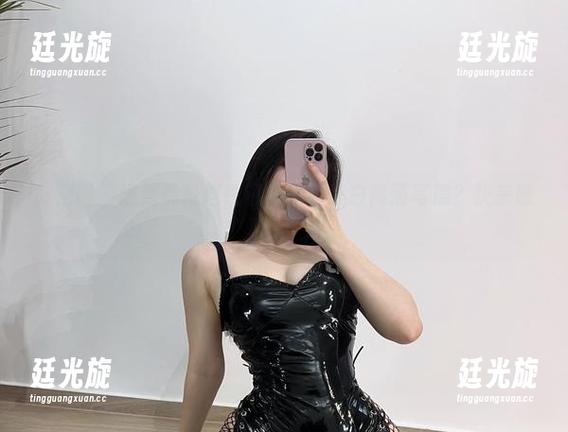 微密圈 - 谁还能抵挡铁锤姐姐的黑白高清写照？快来瞧瞧！
