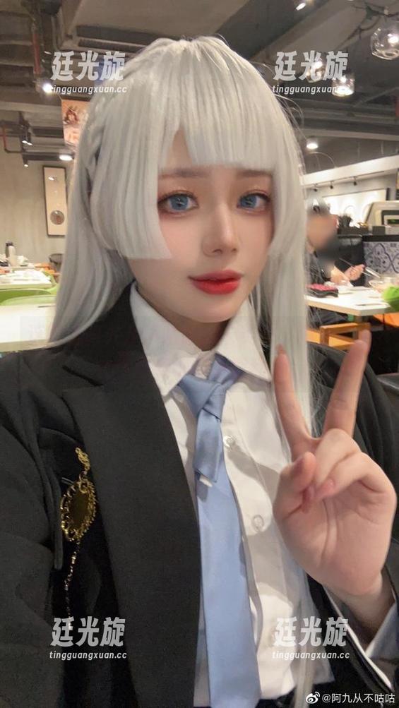 这就是阿九从不咕咕的卡芙卡，精选美图让你潜意识的小鹿乱撞。