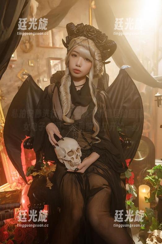 私拍安静进行中，雯妹不讲道理的暗黑修女电子美图，真是脑洞打开的一刻